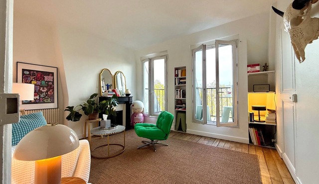 Lovely Parisian flat with nice view, quiet and last floor in Paris.