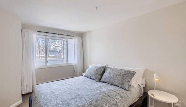 Lovely Pearl St Condo 1 BDR/1 BA Downtown Boulder