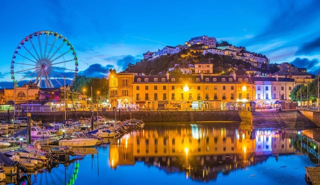 Lovely Period Villa sleeps 8 resting in Torquay