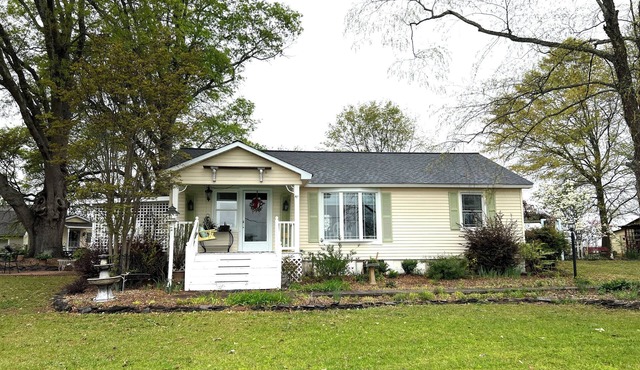 Lovely pet- friendly 2-bedroom house in the Greer countryside