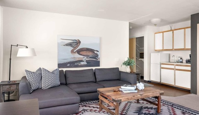 Lovely Pet Friendly 2bd/2ba w/Private Entrance, On Site Laundry & Dedicated Parking