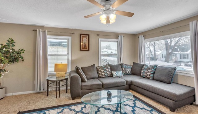 Lovely PET FRIENDLY three bedroom in desirable Urbandale Location! home
