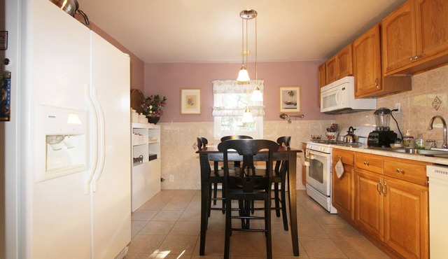 Lovely Private 2 bedroom Apartment near Pru Center and train to NYC