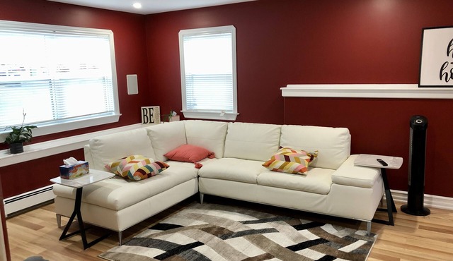 Lovely Private Bedroom. Close to all amenities