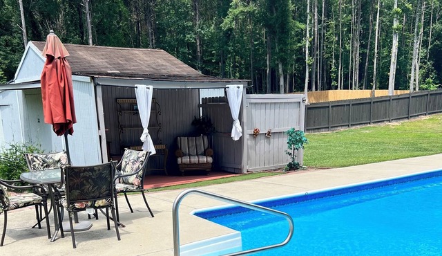 Lovely private home with a pool in a 1.5 acre lot fully fenced, food for family