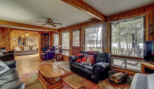 Lovely private waterfront cottage with private beach, boats and volleyballbeach