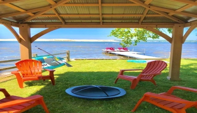 Lovely property with separate private lakefront to Silver Lake + huge backyard.
