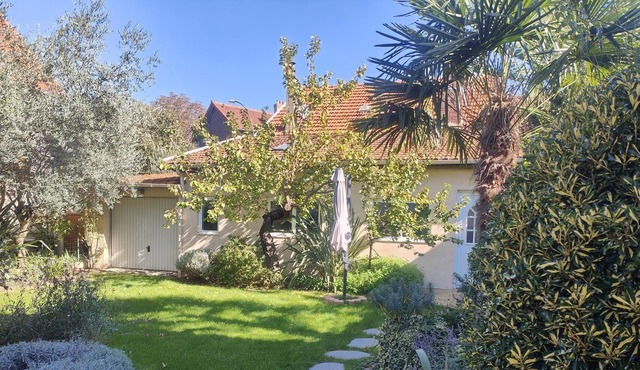 Lovely quiet little house and private parking