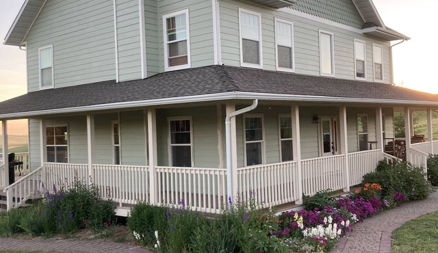 Lovely queen room on quiet alpaca farm for 1-2 guests.
