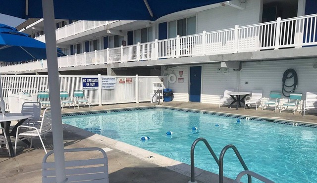 LOVELY QUEEN SIZED BED STUDIO-4 BLOCKS FROM THE BEACH