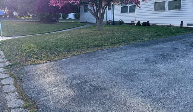 Lovely, quiet, and peaceful 2-bedroom home in West Yakima.