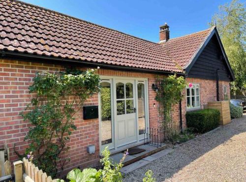 Lovely quiet cottage Sleeps 4 adults, 4 children, Dog Friendly