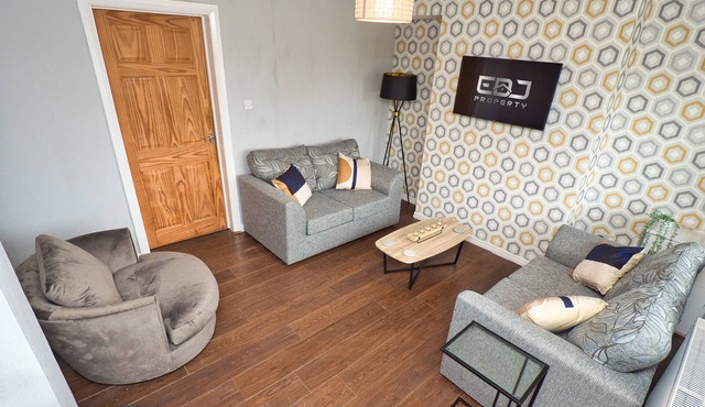 Lovely Refurbished Home - Free Parking/WiFi