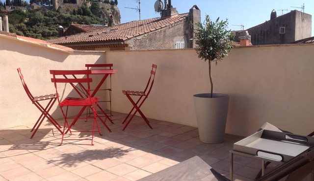 Lovely refurbished t3 of 66m2, full center with a 22m2 south terrace