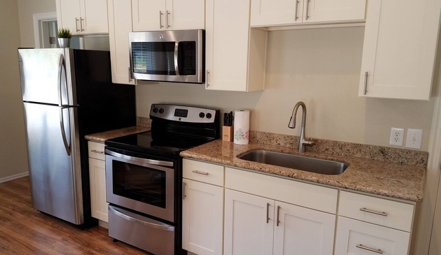 Lovely remodeled guest house located at the charming Whidbey Airpark.