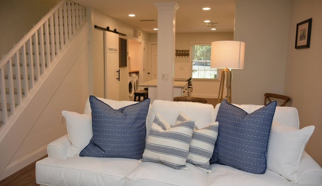 Lovely Renovated 2BR Haile Village Townhouse: King Bed,Stocked Kitchen,WIFI,Deck