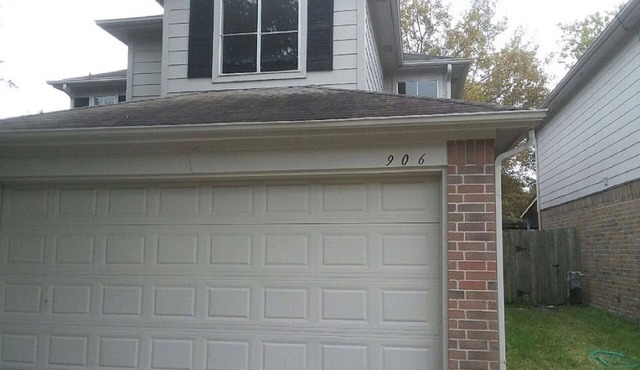 Lovely Renovated 4 Bedroom home with easy highway access and optional Gym Access