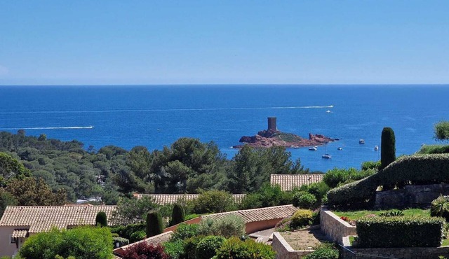 Lovely renovated south-facing villa with sea view