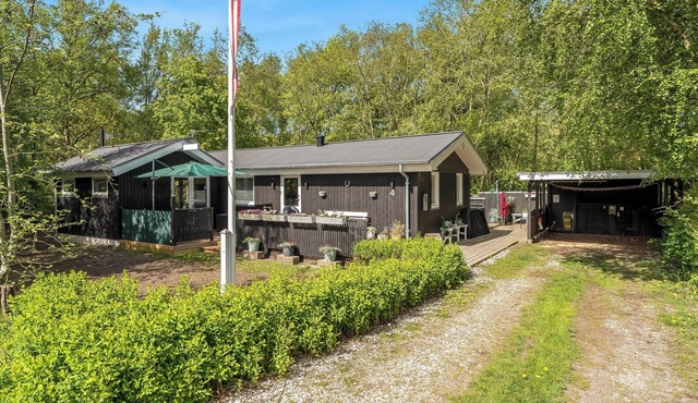 Lovely renovated holiday home with a wilderness bath and fenced grounds.