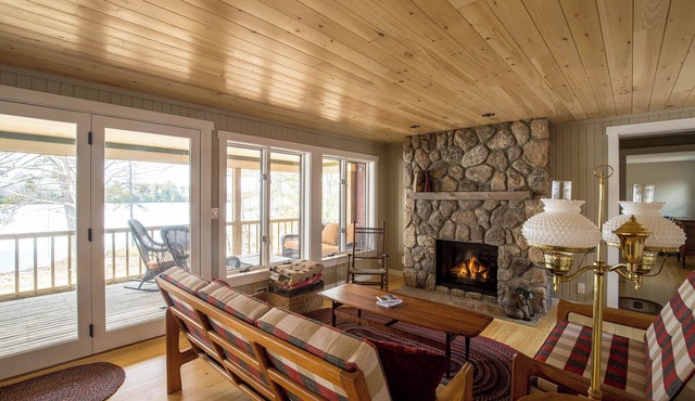 Lovely Renovated Lakeside Cottage