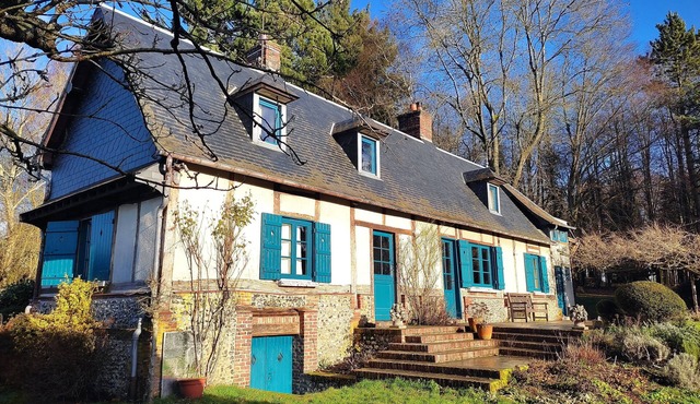 Lovely renovated traditional house, charm, calm in a green setting.