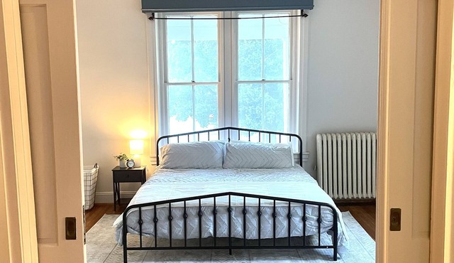 Lovely rental with 2 King beds in DT Charles Town