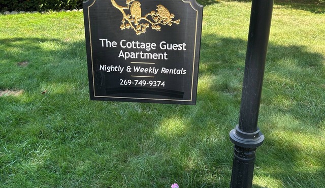 Lovely Restored Vintage Retreat! Cozy & Quiet - Near Marshall & I-69 5 minutes