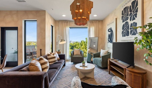 Lovely River View - Walk to Downtown, has Garage and Balcony