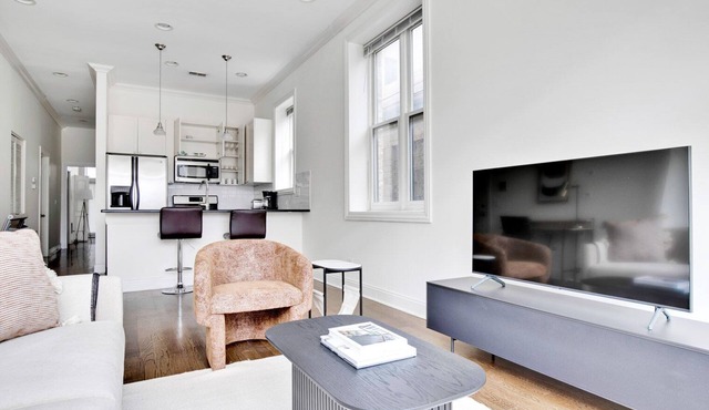 Lovely River West 2BR, 4 blocks from Blue Line, by Blueground
