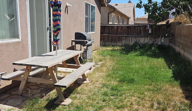 Lovely Room in Hesperia Close to Highway 2