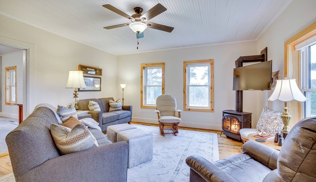 Lovely Rural Hixton Farmhouse w/Porch & Fire Pit!