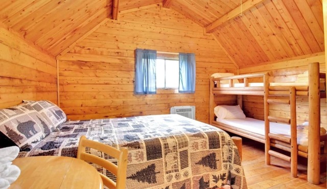 Lovely Rustic Cabin in Bloomington