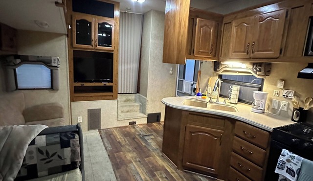 Lovely RV with AC in charming Cleburne