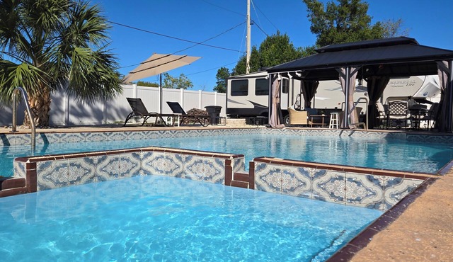 Lovely RV with outdoor pool and Jacuzzi.