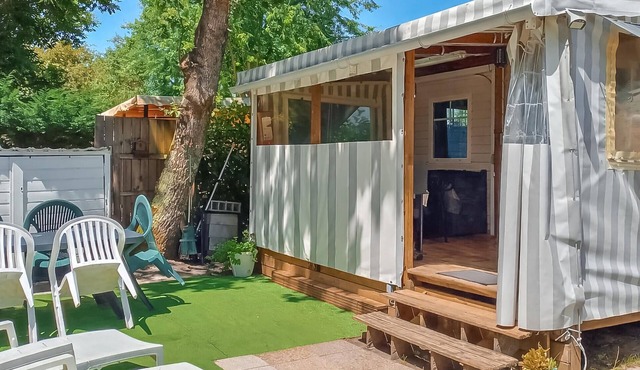 Lovely (sta)caravan in Sainte-Eulalie-en-Born