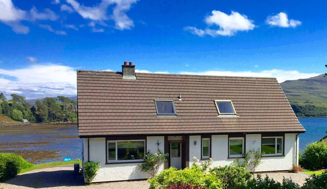Lovely sea and mountain views, spacious Portree home