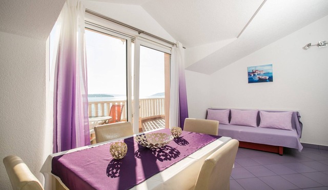 Lovely ❤ sea view apt for 2+2, on the beach, Seget