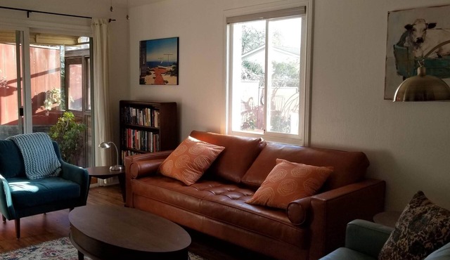 Lovely Secret Garden Full Apartment: 2 bedrooms and two bathroomsn