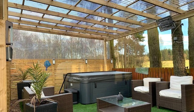 Lovely Semi-Rural Caravan & Hot Tub - Sleeps Fam 6