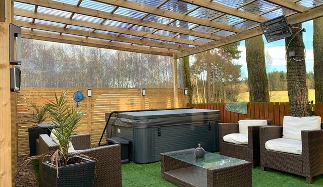 Lovely Semi-rural Caravan & Hot Tub - Sleeps Fam 6