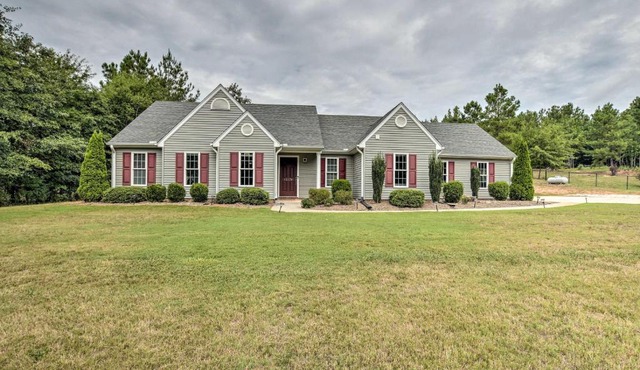 Lovely Seneca Home, Interior Lake Lot!