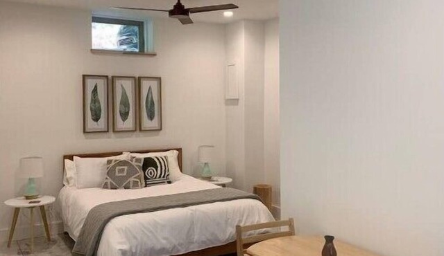 Lovely, serene studio apartment close to downtown and Biltmore Village.