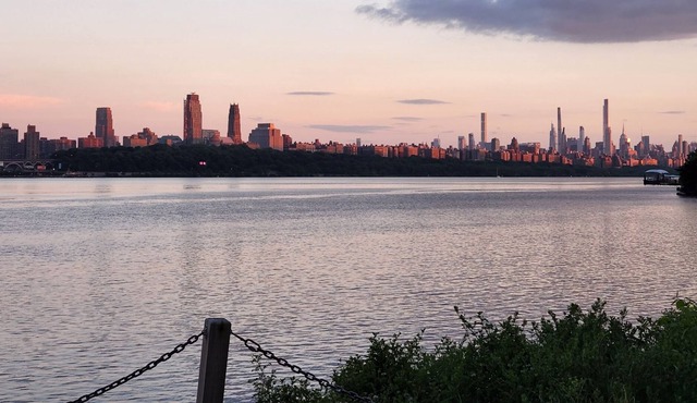 Lovely short-term rental in Edgewater - 5 mins to everything! 20 mins to NYC!