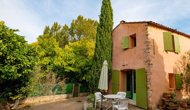 Lovely small holiday home situated 2 km south of Ockerdorf Roussillon