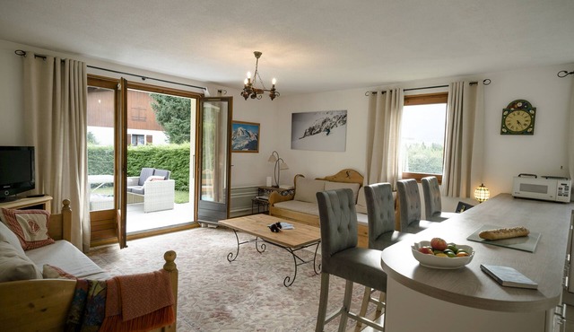 Lovely spacious 3 bedroom apartment with garden views of Mont Blanc and Les Drus