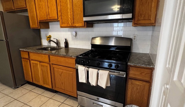 Lovely, Spacious 2-bedroom apartment in Newark near airport with WiFi