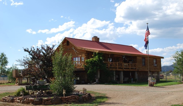 Lovely Spacious 2 in 1 Log Home, Hot Tub, Huge Deck