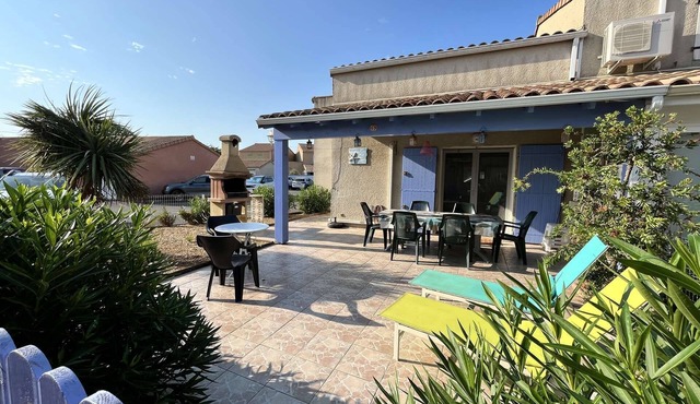 Lovely spacious corner villa, 4 bedrooms with AIRCO,for 10 people, secured residence with pool,.