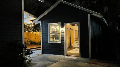 Lovely Spacious Guesthouse in Mills 50 District