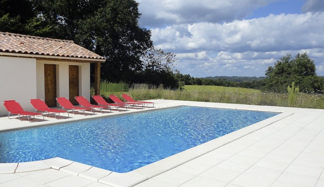 Lovely spacious house, sleeps 14 guests, private saline pool, close to lake